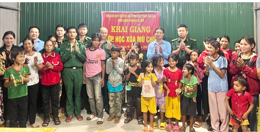 Buổi khai giảng lớp xóa mù vui tươi, đầm ấm. Ảnh: Kiên Quyết