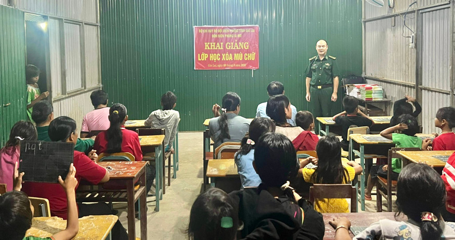 Thượng tá Nguyễn Đức Hùng-Chính trị viên Đồn Biên phòng Ia Mơ khai giảng lớp học. Ảnh: Kiên Quyết