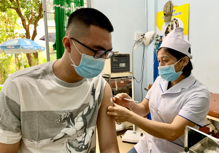 Anh Trần Đình Anh Duy (phường Ia Kring, TP. Pleiku) chủ động đến Trạm Y tế tiêm mũi 4 vắc xin phòng Covid-19. Ảnh: Như Nguyện Anh Trần Đình Anh Duy (phường Ia Kring, TP. Pleiku) chủ động đến Trạm Y tế tiêm mũi 4 vắc xin phòng Covid-19. Ảnh: Như Nguyện