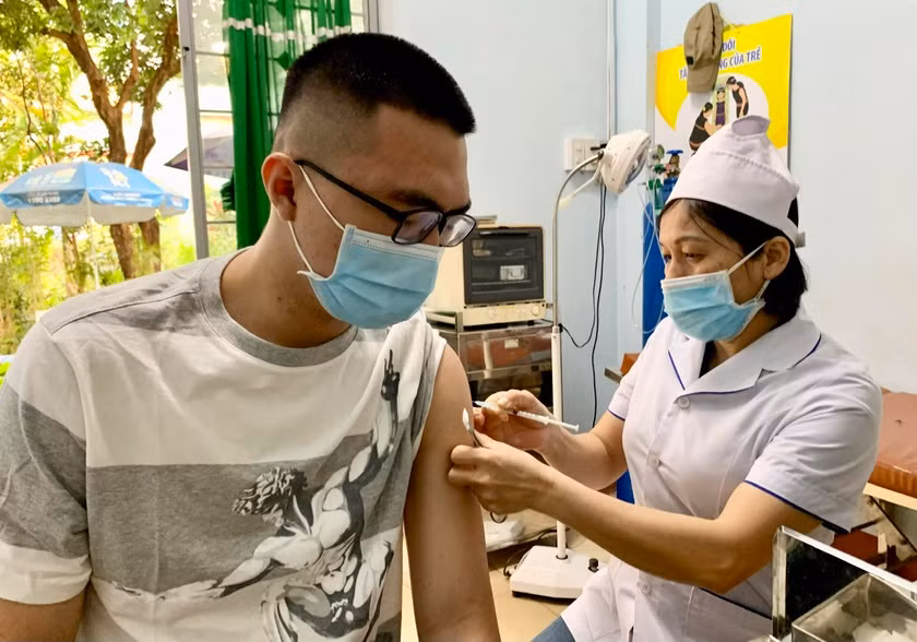 Anh Trần Đình Anh Duy (phường Ia Kring, TP. Pleiku) chủ động đến Trạm Y tế tiêm mũi 4 vắc xin phòng Covid-19. Ảnh: Như Nguyện