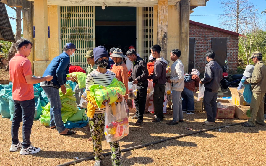 Đoàn công tác tặng quà người nghèo, hộ có bệnh nhân phong và người dân tộc thiểu số khó khăn xã Lơ Pang, huyện Mang Yang. Ảnh: Hồng Ngọc Đoàn công tác tặng quà người nghèo, hộ có bệnh nhân phong và người dân tộc thiểu số khó khăn xã Lơ Pang, huyện Mang Yang. Ảnh: Hồng Ngọc