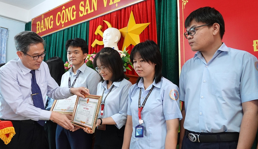 Giám đốc Sở GD-ĐT Lê Duy Định tặng giấy khen cho các học sinh đã hoàn thành xuất sắc nhiệm vụ trong đợt bồi dưỡng đội tuyển HSG tham gia kỳ thi chọn HSG quốc gia THPT năm học 2022-2023. Ảnh: M.T