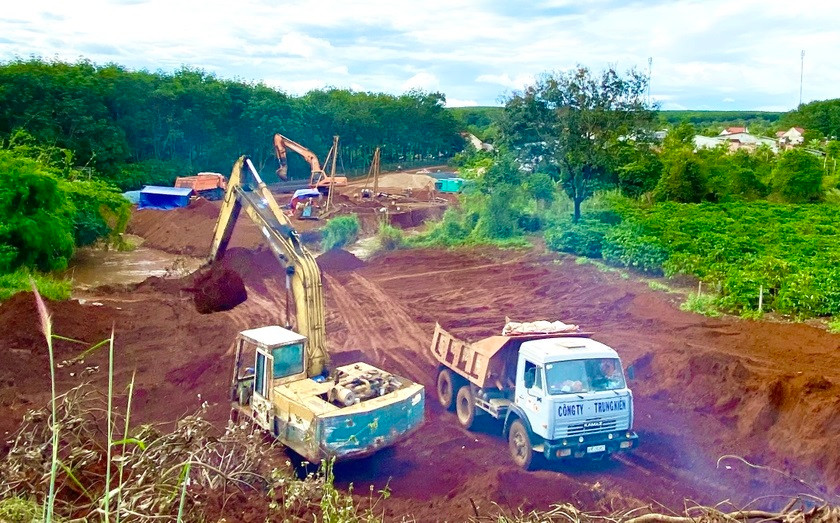 UBND tỉnh yêu cầu các địa phương kiểm soát chặt chẽ khối lượng đất dôi dư (từ cải tạo đất nông nghiệp) có thể tận dụng làm vật liệu san lấp để phục vụ các công trình xây dựng. Ảnh: Kim Linh