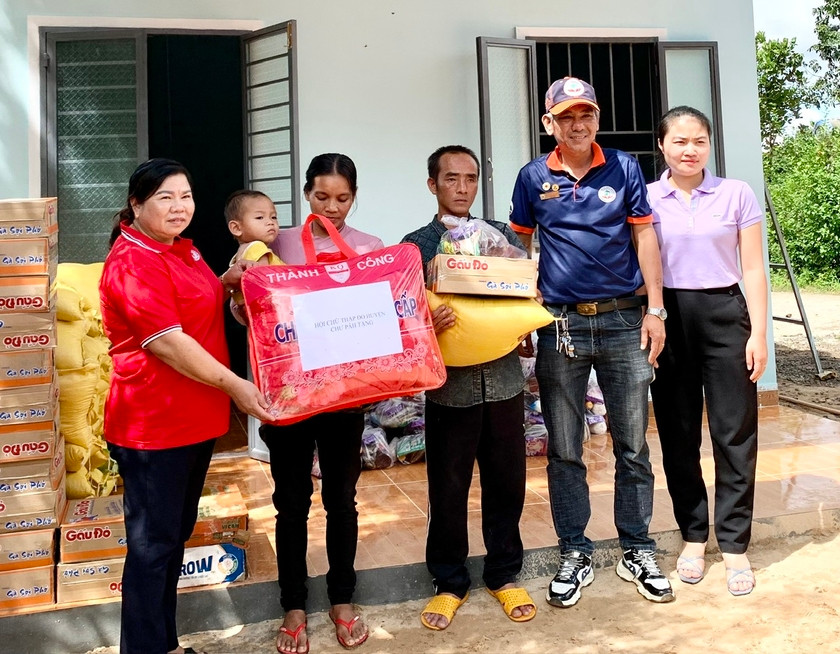 Hội Chữ thập đỏ tỉnh Gia Lai kêu gọi ủng hộ phong trào "Tết Nhân ái" Xuân Giáp Thìn 2024 để hỗ trợ người nghèo, đối tượng yếu thế trong xã hội có cái Tết ấm áp, đủ đầy hơn. Ảnh: Như Nguyện Hội Chữ thập đỏ tỉnh Gia Lai kêu gọi ủng hộ phong trào "Tết Nhân ái" Xuân Giáp Thìn 2024 để hỗ trợ người nghèo, đối tượng yếu thế trong xã hội có cái Tết ấm áp, đủ đầy hơn. Ảnh: Như Nguyện