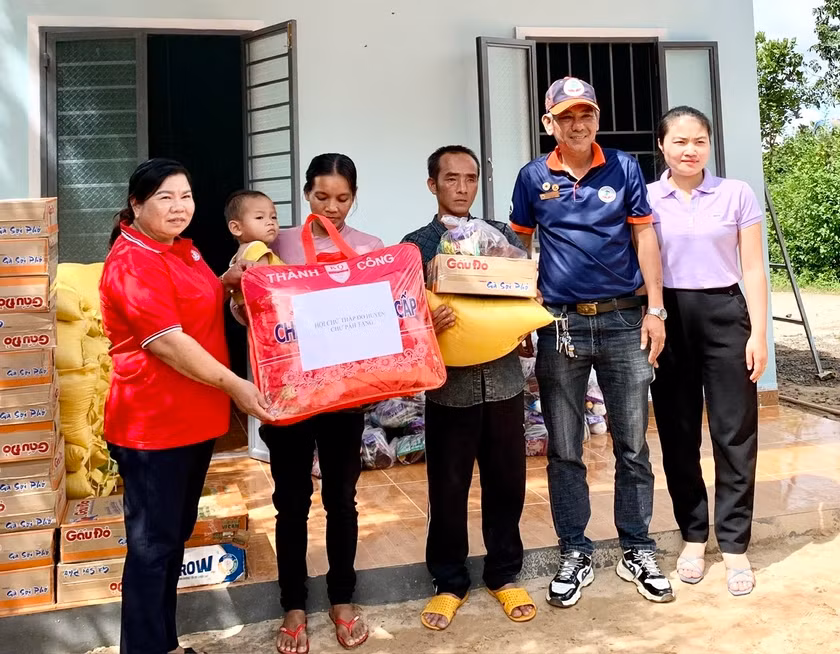 Hội Chữ thập đỏ tỉnh Gia Lai kêu gọi ủng hộ phong trào "Tết Nhân ái" Xuân Giáp Thìn 2024 để hỗ trợ người nghèo, đối tượng yếu thế trong xã hội có cái Tết ấm áp, đủ đầy hơn. Ảnh: Như Nguyện