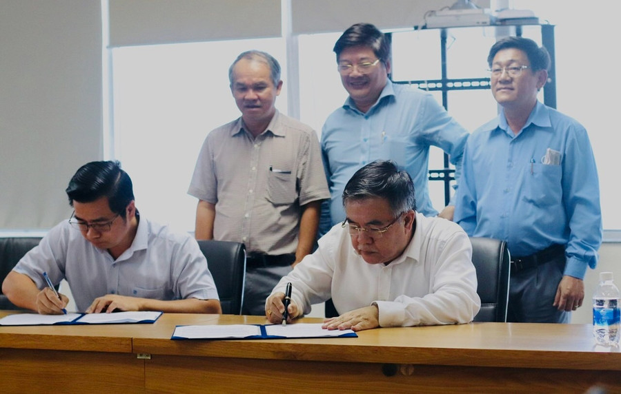 Đại diện Phân hiệu Trường Đại học Nông lâm TP. Hồ Chí Minh tại Gia Lai ký kết hợp đồng nguyên tắc đào tạo nguồn nhân lực cho Công ty Cổ phần Hoàng Anh Gia Lai. Ảnh. Đ.Y