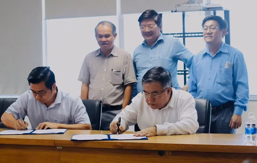 Đại diện Phân hiệu Trường Đại học Nông lâm TP. Hồ Chí Minh tại Gia Lai ký kết hợp đồng nguyên tắc đào tạo nguồn nhân lực cho Công ty Cổ phần Hoàng Anh Gia Lai. Ảnh. Đ.Y