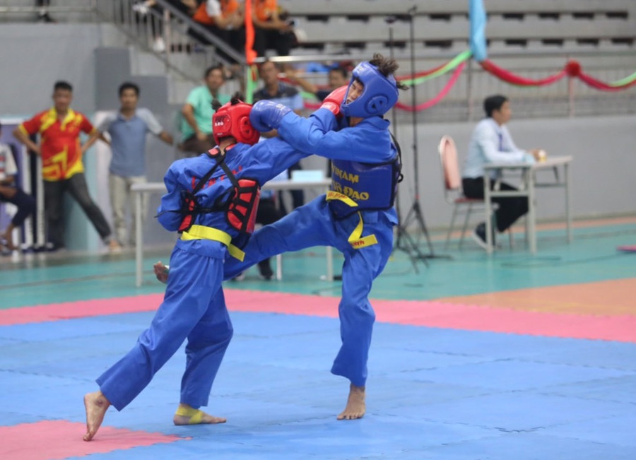 Võ sĩ Võ Huy Hoàng (trái) đã có chiến thắng 3-0 thuyết phục trong trận chung kết. Ảnh: L.V.N