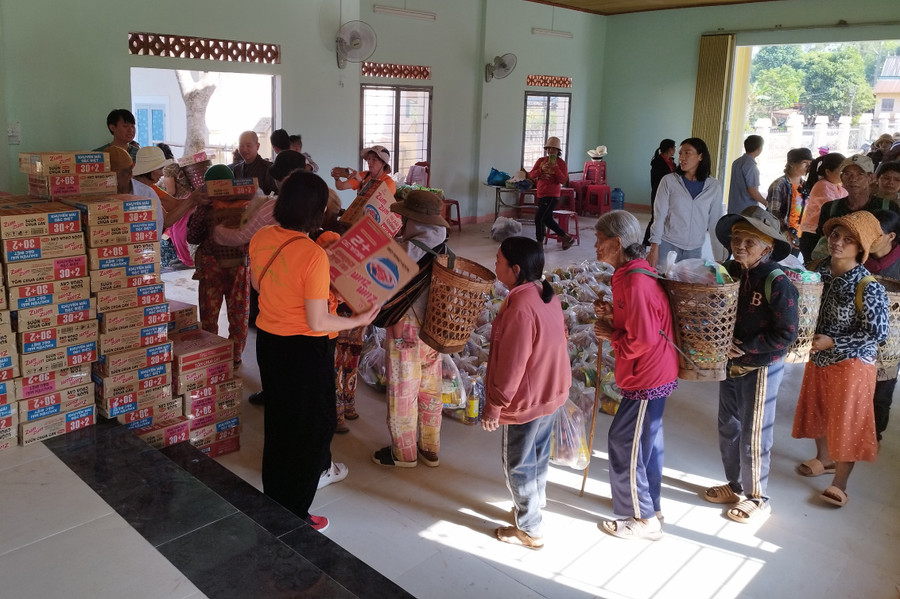 Đoàn tặng 102 suất quà cho người dân xã Kon Thụp. Ảnh: Hồng Ngọc Đoàn tặng 102 suất quà cho người dân xã Kon Thụp. Ảnh: Hồng Ngọc