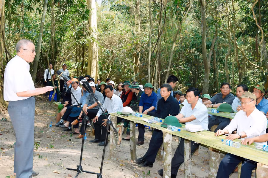 Nguyên Phó Bí thư Tỉnh ủy Ngô Thành góp ý xây dựng tại Khu di tích lịch sử cách mạng của tỉnh tại xã Krong, huyện Kbang. Ảnh Đ.T