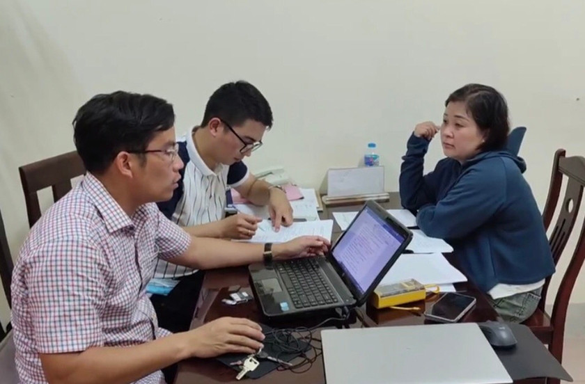 Đối tượng Lê Thị Hồng Vui (bìa phải) khai nhận về hành vi lợi dụng hình ảnh, tên tuổi của “sư” Thích Minh Tuệ để lừa đảo chiếm đoạt tài sản. Ảnh: T.T Đối tượng Lê Thị Hồng Vui (bìa phải) khai nhận về hành vi lợi dụng hình ảnh, tên tuổi của “sư” Thích Minh Tuệ để lừa đảo chiếm đoạt tài sản. Ảnh: T.T