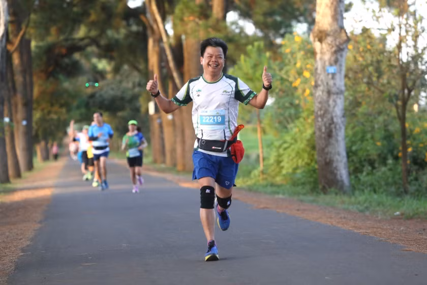 Phó Chủ tịch UBND tỉnh Nguyễn Hữu Quế chạy cự ly 21 km ở giải này. Ảnh: Văn Ngọc