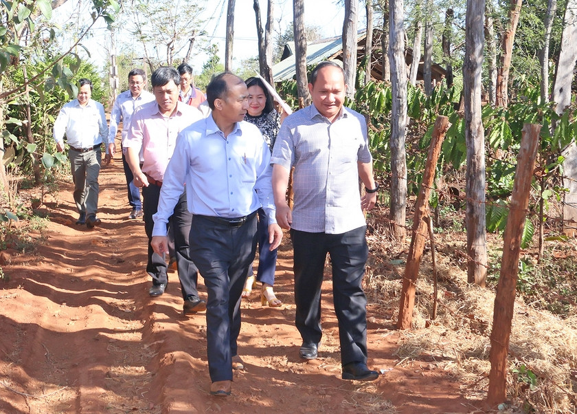 Phó Bí thư Tỉnh ủy Rah Lan Chung (bìa phải) cùng đoàn công tác khảo sát tình hình phát triển kinh tế-xã hội của làng Thơh Ga B (xã Chư Don, huyện Chư Pưh) ngày 1-3-2023. Ảnh: Q.T Phó Bí thư Tỉnh ủy Rah Lan Chung (bìa phải) cùng đoàn công tác khảo sát tình hình phát triển kinh tế-xã hội của làng Thơh Ga B (xã Chư Don, huyện Chư Pưh) ngày 1-3-2023. Ảnh: Q.T