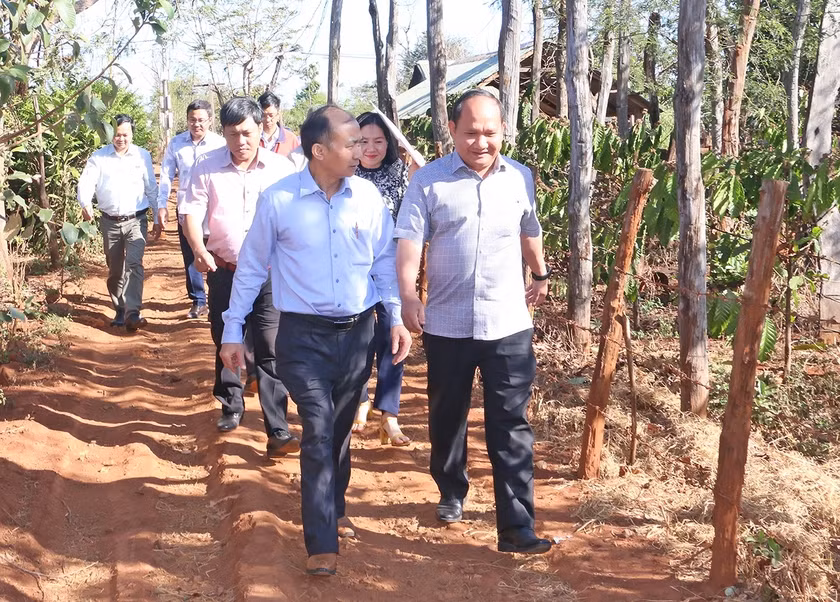 Phó Bí thư Tỉnh ủy Rah Lan Chung (bìa phải) cùng đoàn công tác khảo sát tình hình phát triển kinh tế-xã hội của làng Thơh Ga B (xã Chư Don, huyện Chư Pưh) ngày 1-3-2023. Ảnh: Q.T