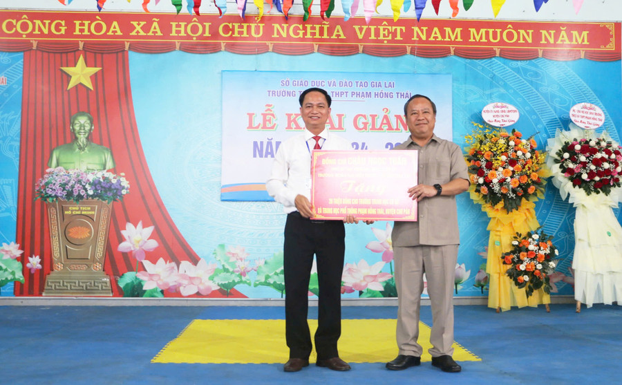 Phó Bí thư Thường trực Tỉnh ủy, Trưởng đoàn Đại biểu Quốc hội tỉnh Châu Ngọc Tuấn (bìa phải) tặng Trường THCS-THPT Phạm Hồng Thái (huyện Chư Păh) 20 triệu đồng. Ảnh Quang Tấn Phó Bí thư Thường trực Tỉnh ủy, Trưởng đoàn Đại biểu Quốc hội tỉnh Châu Ngọc Tuấn (bìa phải) tặng Trường THCS-THPT Phạm Hồng Thái (huyện Chư Păh) 20 triệu đồng. Ảnh Quang Tấn