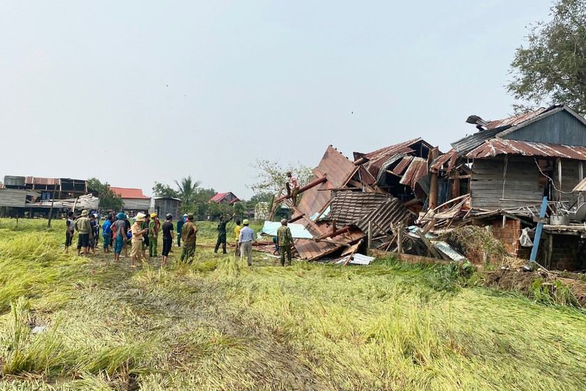 Lực lượng chức năng huyện Phú Thiện hỗ trợ dựng lại nhà cho người dân xã Ia Yeng. Ảnh: Thiên Di Lực lượng chức năng huyện Phú Thiện hỗ trợ dựng lại nhà cho người dân xã Ia Yeng. Ảnh: Thiên Di