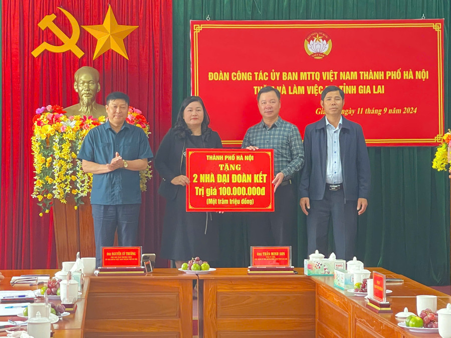 Ông Nguyễn Sỹ Trường-Phó Chủ tịch Ủy ban MTTQ Việt Nam TP. Hà Nội (thứ 2 từ phải sang) trao hỗ trợ kinh phí xây dựng 2 căn nhà Đại đoàn kết cho hộ nghèo tại huyện Chư Păh. Ảnh: Ngọc Anh