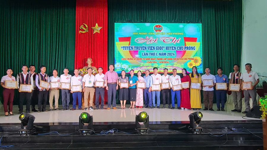 Ban tổ chức hội thi trao giải cho các thí sinh. Ảnh: Khánh Linh