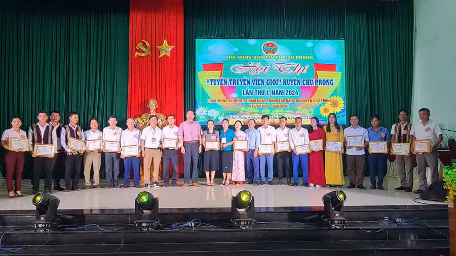 Ban tổ chức hội thi trao giải cho các thí sinh. Ảnh: Khánh Linh