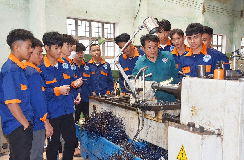 Sinh viên học nghề cơ khí tại Trường Cao đẳng Gia Lai. Ảnh: Đinh Yến Sinh viên học nghề cơ khí tại Trường Cao đẳng Gia Lai. Ảnh: Đinh Yến