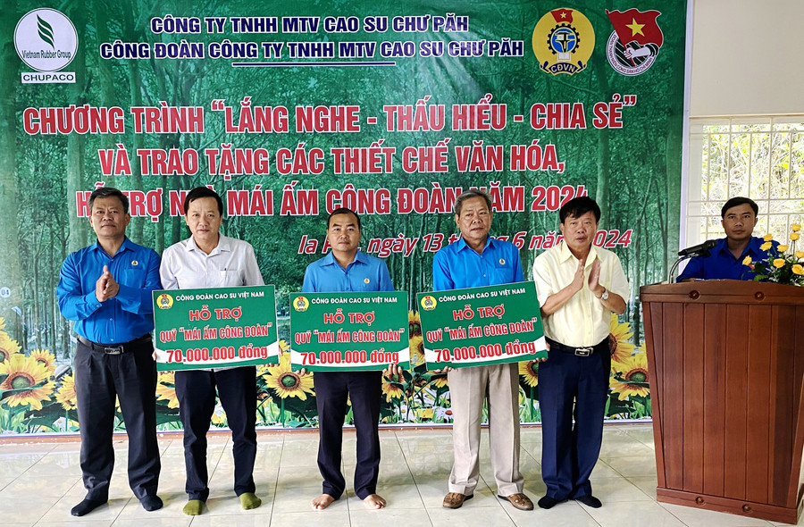 Tại đối thoại với công nhân, lãnh đạo và Ban Chấp hành Công đoàn Công ty TNHH một thành viên Cao su Chư Pah hỗ trợ 3 căn nhà &quot;Mái ấm công đoàn&quot;. Ảnh: Hà Thành