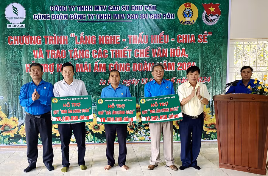 Tại đối thoại với công nhân, lãnh đạo và Ban Chấp hành Công đoàn Công ty TNHH một thành viên Cao su Chư Pah hỗ trợ 3 căn nhà "Mái ấm công đoàn". Ảnh: Hà Thành