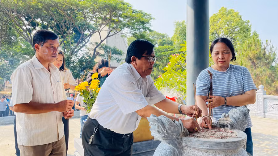 Đoàn đã đến dâng hương tại Nhà bia tưởng niệm liệt sĩ xã Gào. Ảnh: Bá Bính