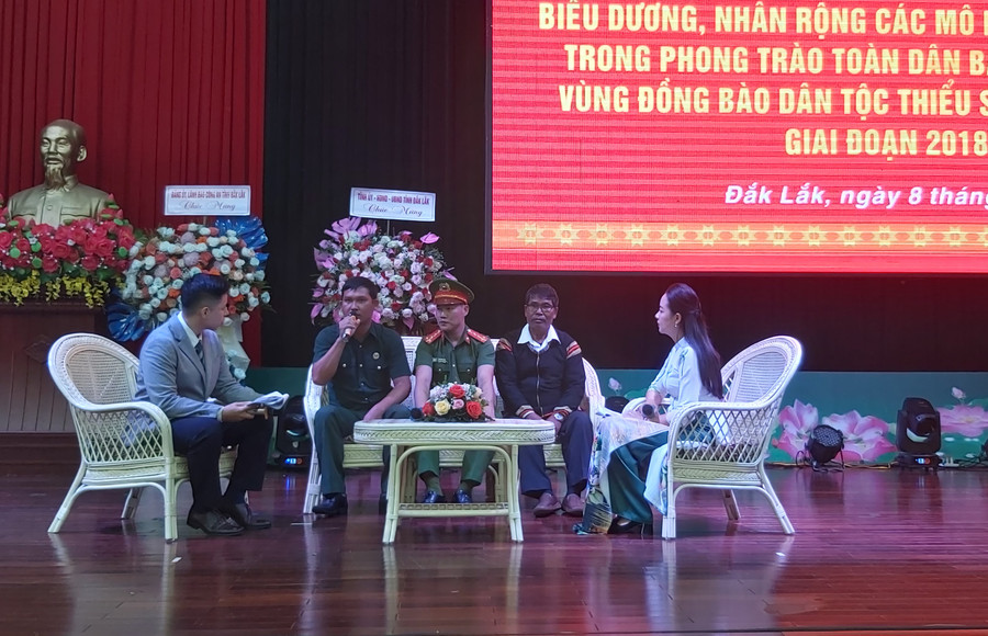 Ông Siu Ninh-Chủ tịch Hội Cựu chiến binh xã Ia Phang (huyện Chư Pưh, tỉnh Gia Lai; thứ 2 từ trái sang) giao lưu tại hội nghị. Ảnh: Ngọc Anh Ông Siu Ninh-Chủ tịch Hội Cựu chiến binh xã Ia Phang (huyện Chư Pưh, tỉnh Gia Lai; thứ 2 từ trái sang) giao lưu tại hội nghị. Ảnh: Ngọc Anh