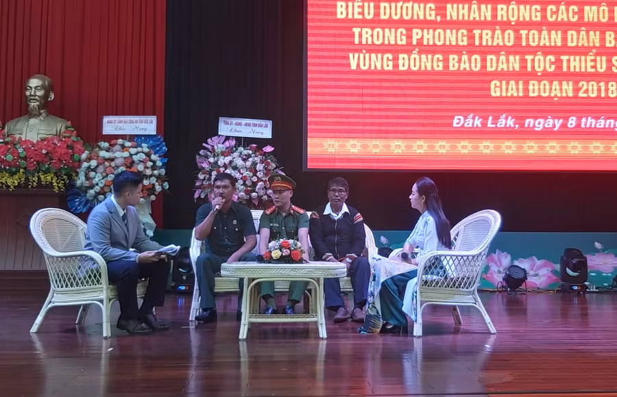 Ông Siu Ninh-Chủ tịch Hội Cựu chiến binh xã Ia Phang (huyện Chư Pưh, tỉnh Gia Lai; thứ 2 từ trái sang) giao lưu tại hội nghị. Ảnh: Ngọc Anh