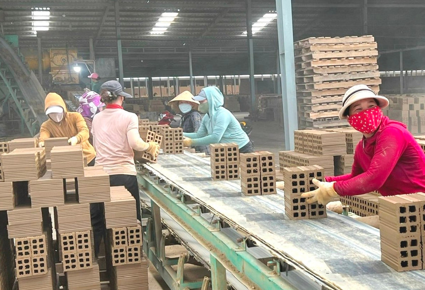 Công nhân làm việc tại Nhà máy gạch tuynen Thái Hoàng (xã Chư A Thai, huyện Phú Thiện). Ảnh: Đ.Y Công nhân làm việc tại Nhà máy gạch tuynen Thái Hoàng (xã Chư A Thai, huyện Phú Thiện). Ảnh: Đ.Y