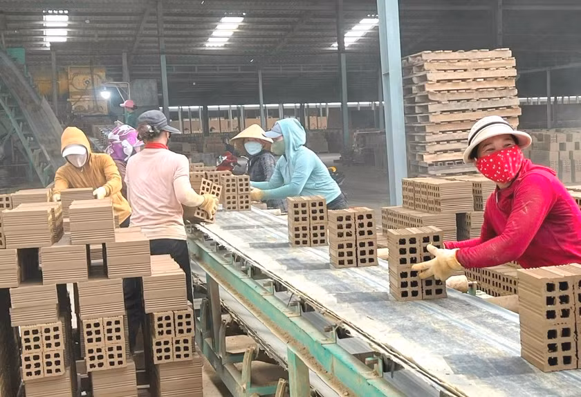 Công nhân làm việc tại Nhà máy gạch tuynen Thái Hoàng (xã Chư A Thai, huyện Phú Thiện). Ảnh: Đ.Y