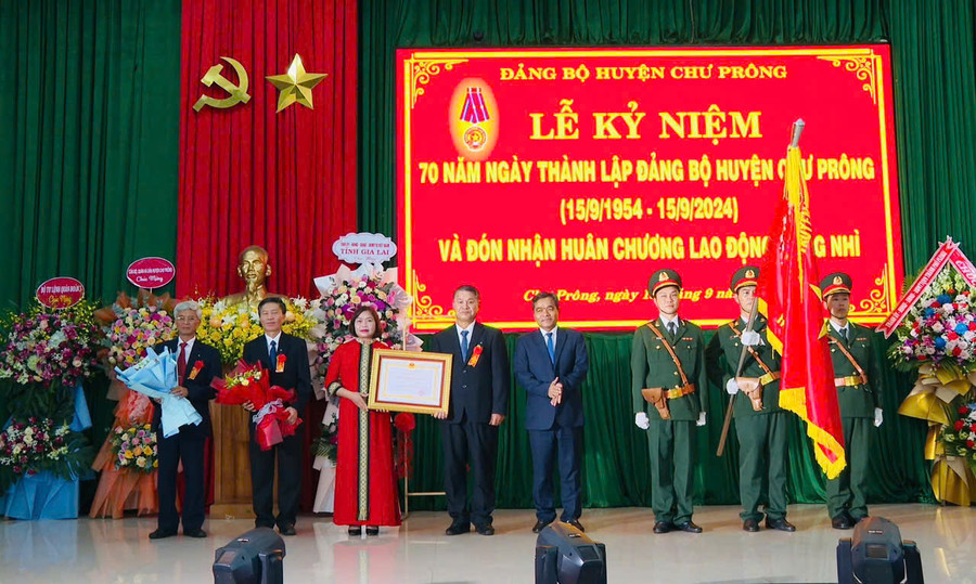 Thừa ủy nhiệm của Chủ tịch nước, Bí thư Tỉnh ủy, Chủ tịch HĐND tỉnh Hồ Văn Niên đã trao Huân chương Lao động hạng nhì cho Đảng bộ, chính quyền và Nhân dân huyện Chư Prông. Ảnh: Hồng Thương Thừa ủy nhiệm của Chủ tịch nước, Bí thư Tỉnh ủy, Chủ tịch HĐND tỉnh Hồ Văn Niên đã trao Huân chương Lao động hạng nhì cho Đảng bộ, chính quyền và Nhân dân huyện Chư Prông. Ảnh: Hồng Thương