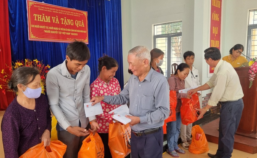 Những phần quà ý nghĩa giúp gia đình người khuyết tật, trẻ em khó khăn vươn lên trong cuộc sống. Ảnh: Hà Phương