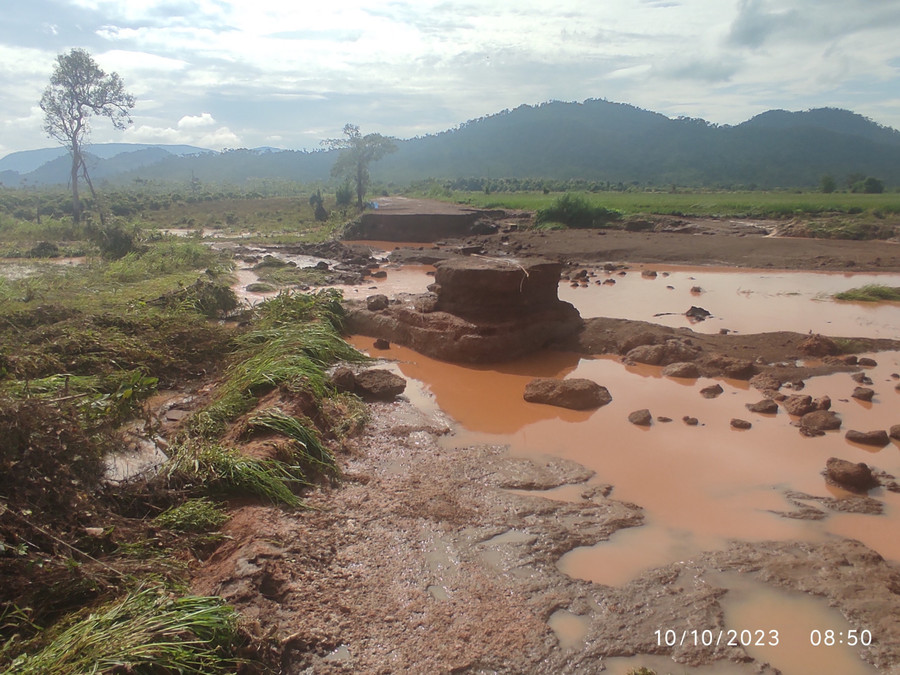 Đoạn đường từ làng Sâm đi suối Khôn (xã Ia Piơr) bị nước lũ cuốn trôi. Ảnh: Khánh Linh Đoạn đường từ làng Sâm đi suối Khôn (xã Ia Piơr) bị nước lũ cuốn trôi. Ảnh: Khánh Linh