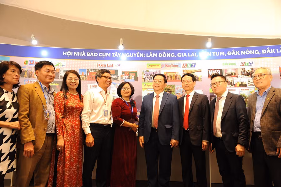 Các đại biểu chụp hình lưu niệm tại gian trưng bày Hội Nhà báo cụm Tây Nguyên. Ảnh: PV