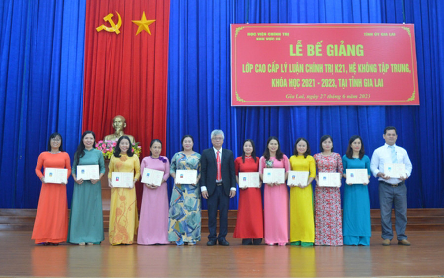 PGS.TS Lê Văn Đính (thứ 6 từ trái qua)-Phó Giám đốc Học viện Chính trị khu vực III trao bằng tốt nghiệp cho các học viên lớp Cao cấp lý luận chính trị K21 tại Trường Chính trị tỉnh Gia Lai. Ảnh: Anh Huy PGS.TS Lê Văn Đính (thứ 6 từ trái qua)-Phó Giám đốc Học viện Chính trị khu vực III trao bằng tốt nghiệp cho các học viên lớp Cao cấp lý luận chính trị K21 tại Trường Chính trị tỉnh Gia Lai. Ảnh: Anh Huy