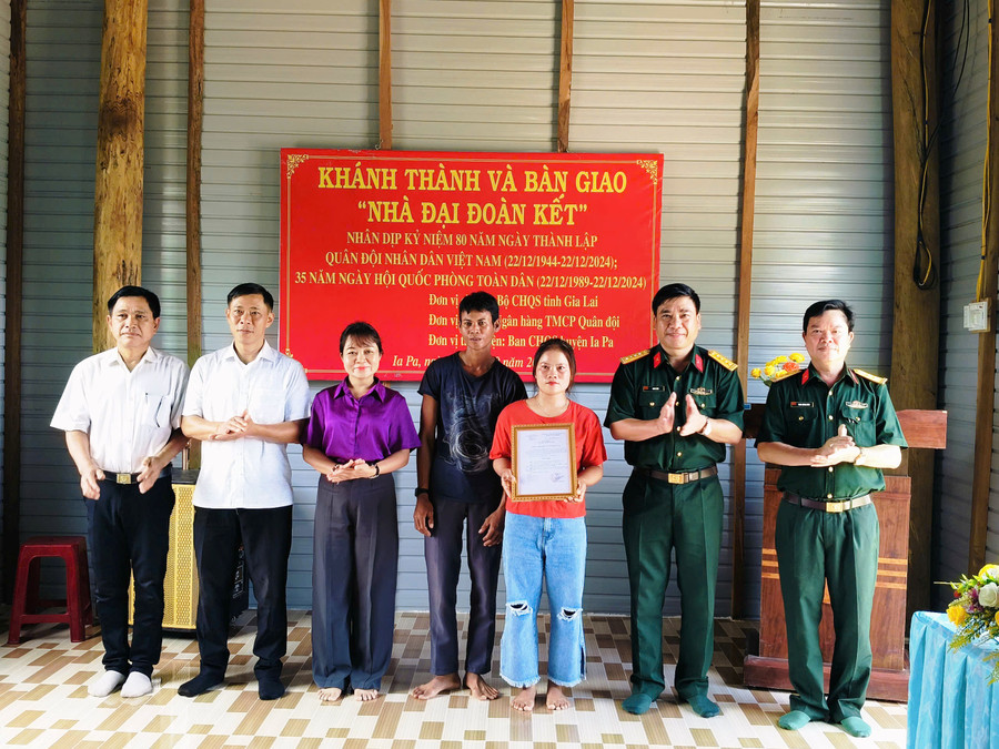 Khánh thành, bàn giao nhà Đại đoàn kết cho gia đình chị Rah Lan H’Yú (bôn Tul, xã Ia Broăi). Ảnh: Như Loan Khánh thành, bàn giao nhà Đại đoàn kết cho gia đình chị Rah Lan H’Yú (bôn Tul, xã Ia Broăi). Ảnh: Như Loan