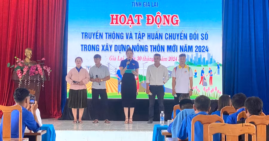 Tỉnh Đoàn Gia Lai phối hợp với Huyện Đoàn Ia Pa truyền thông và tập huấn chuyển đổi số trong xây dựng nông thôn mới năm 2024 tại xã Pờ Tó. Ảnh: Hà Thành
