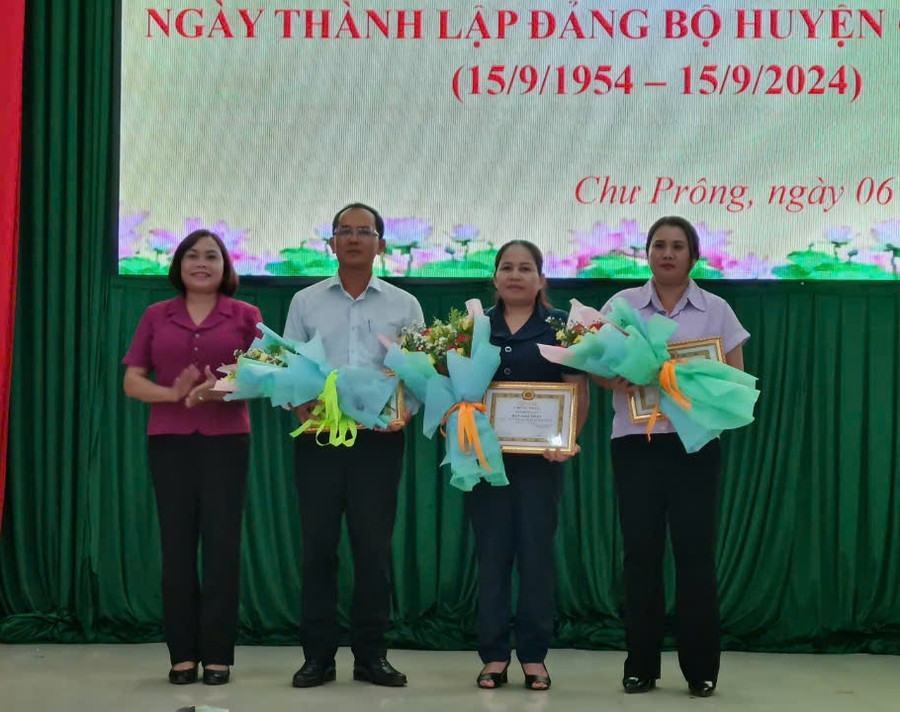 Ban tổ chức trao giải tập thể cho các địa phương. Ảnh: Khánh Linh