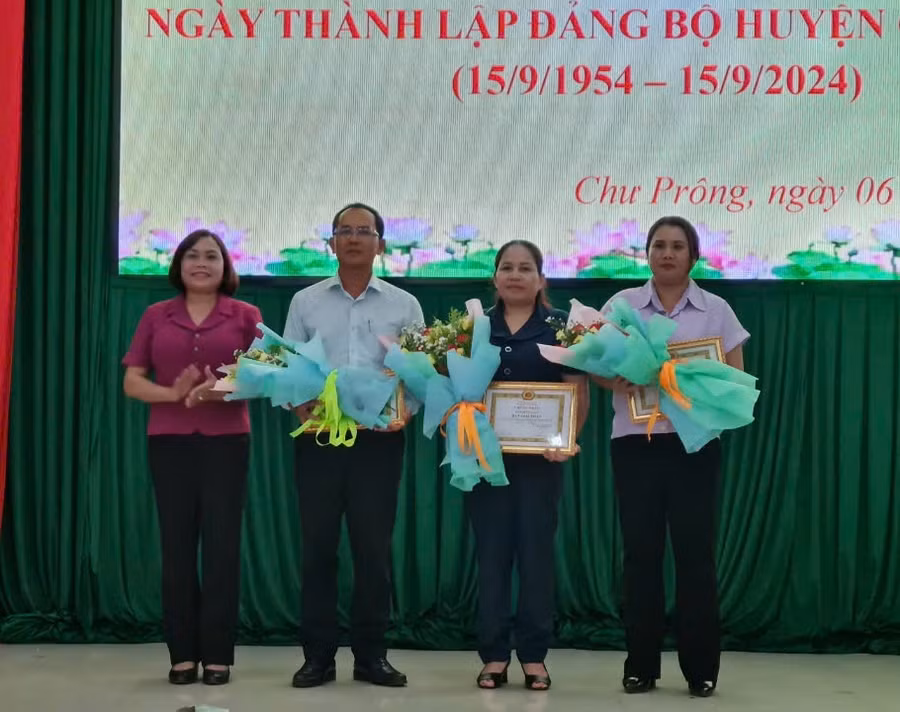 Ban tổ chức trao giải tập thể cho các địa phương. Ảnh: Khánh Linh