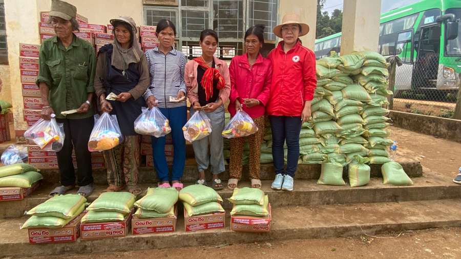 Đoàn tặng quà cho người dân xã Đak Krong, huyện Kbang. Ảnh: Minh Ngân Đoàn tặng quà cho người dân xã Đak Krong, huyện Kbang. Ảnh: Minh Ngân