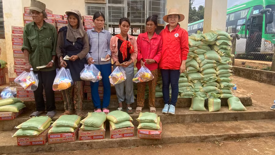 Đoàn tặng quà cho người dân xã Đak Krong, huyện Kbang. Ảnh: Minh Ngân