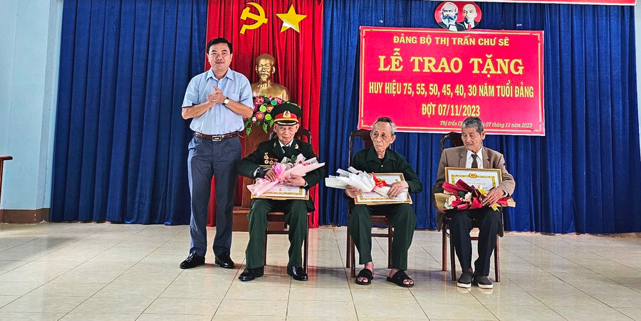 Bí thư Huyện ủy Chư Sê Lý Anh Sang trao Huy hiệu 75 năm tuổi Đảng cho các đảng viên. Ảnh: Mỹ Đức