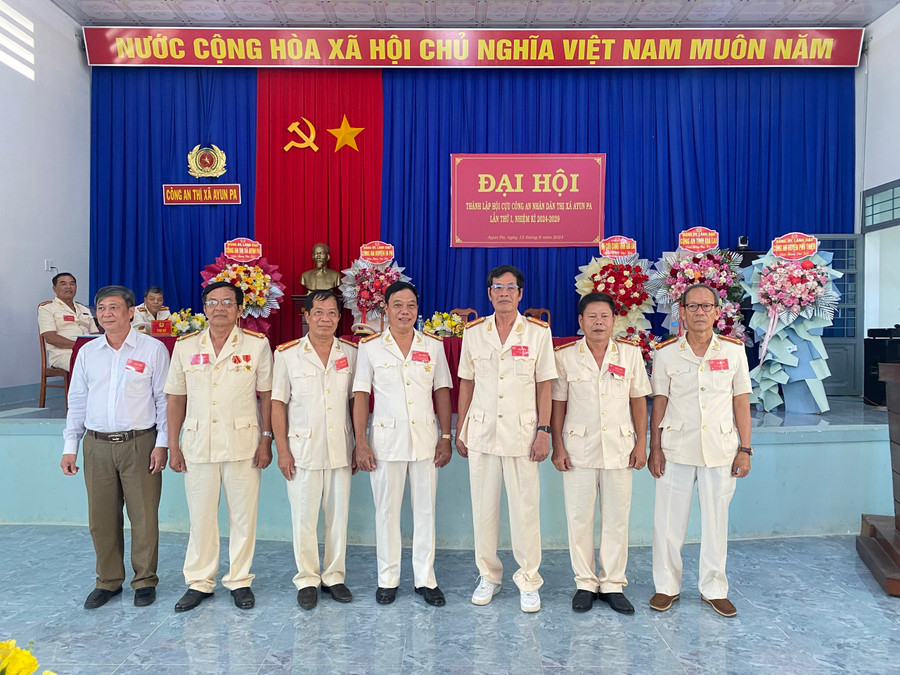 Ban Chấp hành Hội Cựu Công an nhân dân thị xã Ayun Pa nhiệm kỳ 2024-2029 ra mắt đại hội. Ảnh: Nguyễn Sang Ban Chấp hành Hội Cựu Công an nhân dân thị xã Ayun Pa nhiệm kỳ 2024-2029 ra mắt đại hội. Ảnh: Nguyễn Sang
