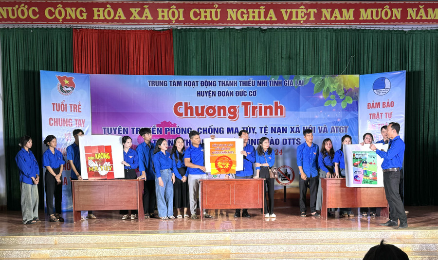 Các bạn ĐVTN tham gia trò chơi thi ghép tranh và trả lời câu hỏi trắc nghiệm tìm hiểu về ma túy, tác hại của ma túy và tệ nạn xã hội. Ảnh: Hà Thành Các bạn ĐVTN tham gia trò chơi thi ghép tranh và trả lời câu hỏi trắc nghiệm tìm hiểu về ma túy, tác hại của ma túy và tệ nạn xã hội. Ảnh: Hà Thành