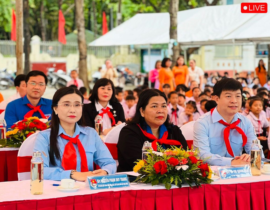 Đồng chí Nguyễn Phạm Duy Trang (bìa trái)-Bí thư Ban Chấp hành Trung ương Đoàn, Chủ tịch Hội đồng Đội Trung ương cùng lãnh đạo các sở, ban, ngành của tỉnh tham dự lễ khai giảng tại Trường Tiểu học Võ Thị Sáu (TP. Pleiku). Ảnh: Phan Lài Đồng chí Nguyễn Phạm Duy Trang (bìa trái)-Bí thư Ban Chấp hành Trung ương Đoàn, Chủ tịch Hội đồng Đội Trung ương cùng lãnh đạo các sở, ban, ngành của tỉnh tham dự lễ khai giảng tại Trường Tiểu học Võ Thị Sáu (TP. Pleiku). Ảnh: Phan Lài