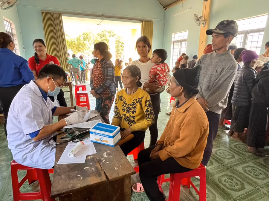 Khám bệnh và tư vấn sức khỏe cho người nghèo, người khuyết tật làng Kret Krot, xã Hra. Ảnh: Hồng Ngọc