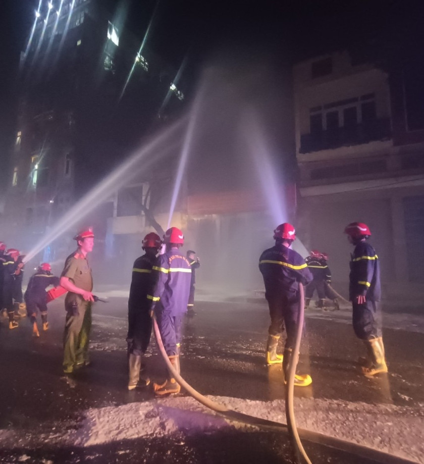 Lực lượng Cảnh sát PCCC và CNCH triển khai diễn tập tại Tổ liên gia an toàn PCCC đường Hoàng Văn Thụ, TP. Pleiku. Ảnh: R'Ô HOK Lực lượng Cảnh sát PCCC và CNCH triển khai diễn tập tại Tổ liên gia an toàn PCCC đường Hoàng Văn Thụ, TP. Pleiku. Ảnh: R'Ô HOK