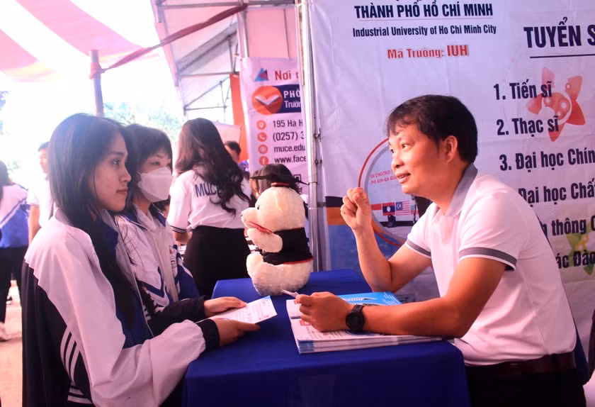 Các chuyên gia tư vấn nghề nghiệp, việc làm, hỗ trợ khởi nghiệp cho học sinh bậc THPT. Ảnh: Nhật Hào