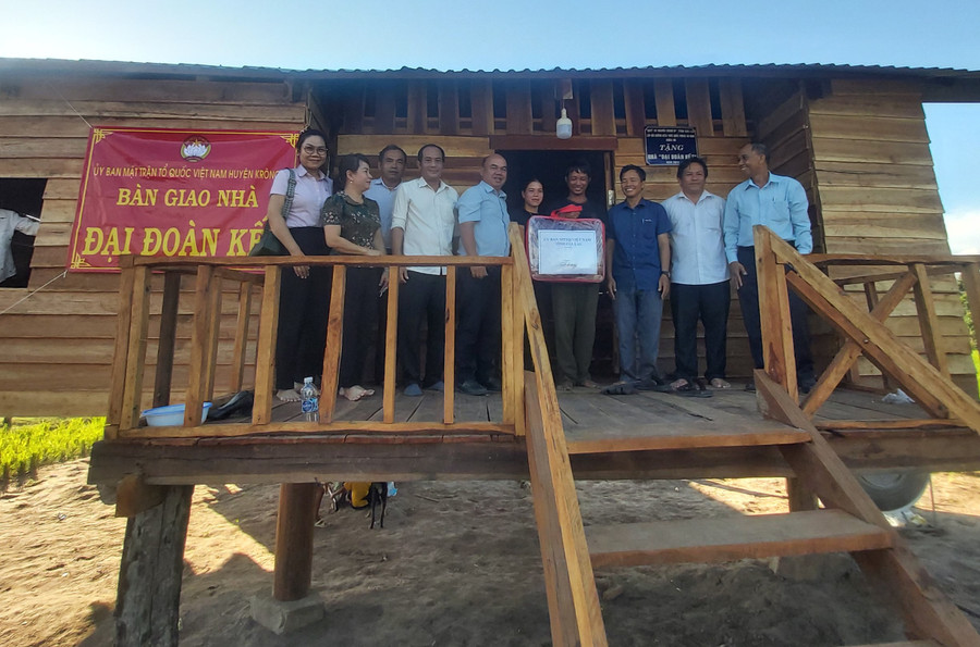 Quang cảnh lễ bàn giao nhà cho gia đình ông Hiao Tir (buôn Chư Jú, xã Ia Rsai). Ảnh: Ngọc Anh